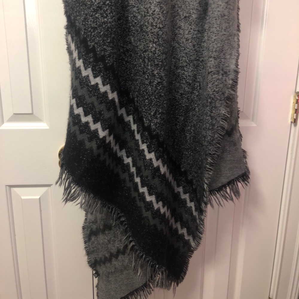 Women’s Black/White/Grey Blanket Scarf